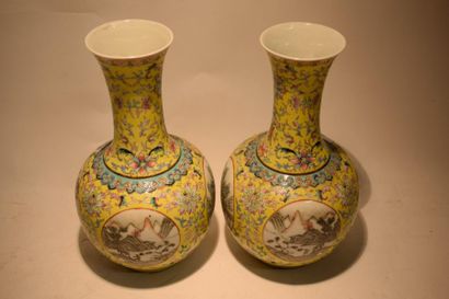 CHINE Paire de vases, fin XIXe
Une paire de vases forme «shangping» à décor aux émaux...