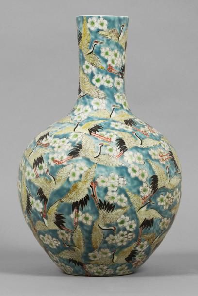 CHINE Vase globulaire, milieu XXe, Grand vase en porcelaine de Chine de forme globulaire...
