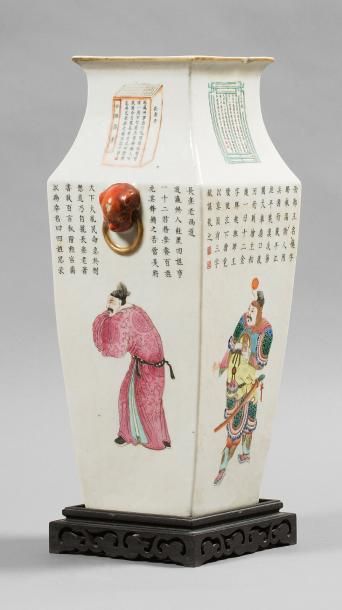 CHINE Vase balustre à anses en relief -fin dynastie Qing
Vase balustre de forme carrée...