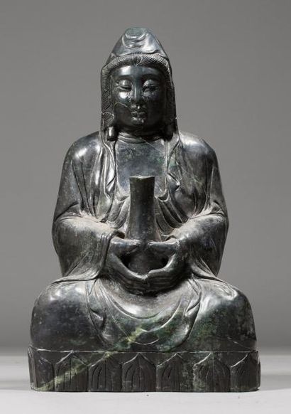 null Importante statue en pierre dure représentant un bouddha
Ht. 54, L. 31 cm
Poids...