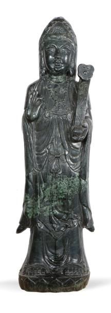 null Importante statue en pierre dure représentant une déesse
Ht. 100, L. 26 cm
Poids...