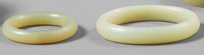 null Deux bracelets joncs, dont l'un légèrement ovale en serpentine verte claire,...