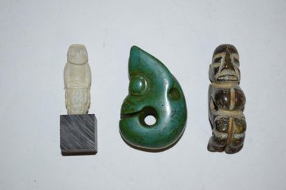 null Ensemble de trois amulettes en pierre dure
Chine.