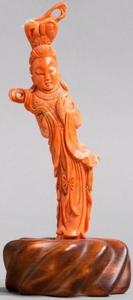 null Sujet en corail orangé, représentant une déesse du printemps enveloppée d'écharpes.
Chine,...