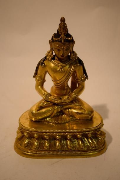 null Sujet en bronze doré, représentant Amitayus, assis en méditation sur un socle...