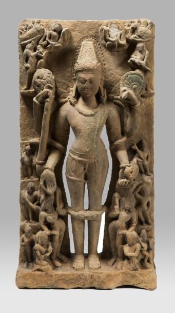 null Importante stèle en grès beige représentant le dieu Vishnou debout, à quatre...