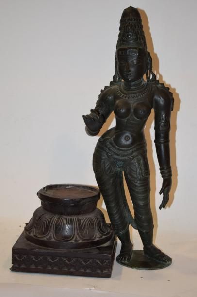 null Sujet en bronze, représentant la déesse Parvati debout en léger tribhanga, la...