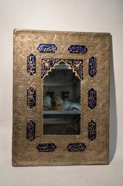 null Miroir qâjâr, Iran, XXe siècle
Miroir rectangulaire à encadrement recouvert...