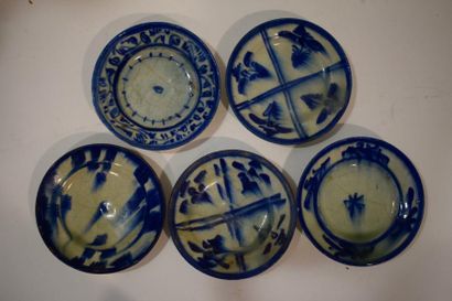 null Cinq assiettes en céramique bleu et blanc, Iran qâjâr, XIXe siècle
Céramique...