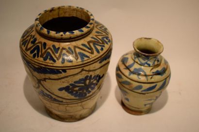 Deux petits vases en céramiques bleu et blanc,...