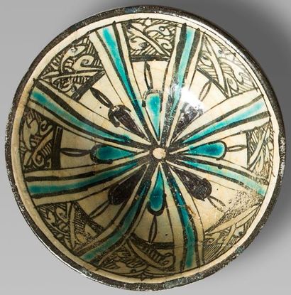 null Coupe à décor rayonnant, iran, XIII-XIVe siècle.
Céramique siliceuse à décor...
