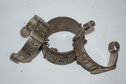 null Paire de khalkhal et un bracelet, Maroc, XIXe siècle
Paire d'anneaux de chevilles,...