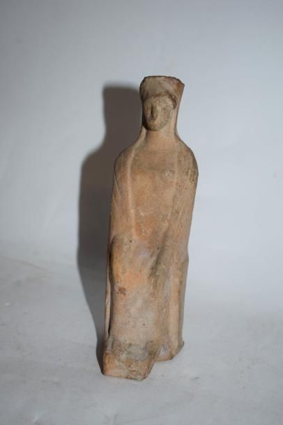 null Statuette de Koré en terre cuite
Grèce, Vème siècle av. J. C.
H.: 13,7 cm.