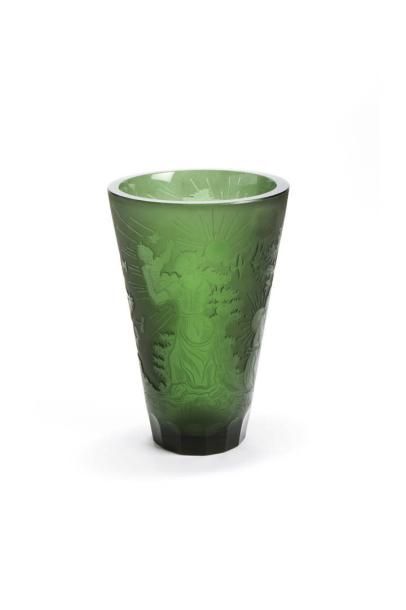 null LURGOT (dans le gout de)

Grand vase conique. Epreuve en verre vert à décor...