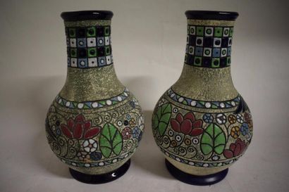 null AMPHORA

Paire de vase en céramique à corps renflé sur talon à décor polychrome...