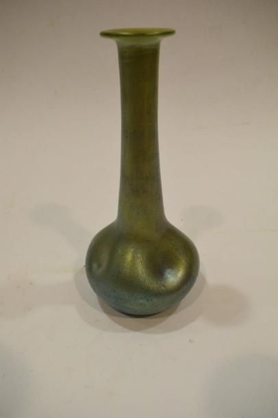 null TIFFANY, dans le goût de 

Vase soliflore en verre irisé vert.

H. : 21cm

