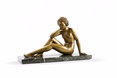 null Ugo CIPRIANI (1887-1960)

« Femme nue assise ». Epreuve en bronze à patine dorée...