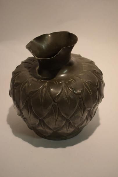 null Vase art nouveau en étain à décor de feuillages

H : 8cm

