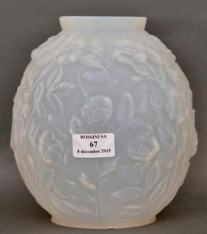 null VERLYS

Vase sphérique en verre blanc opalescent à décor moulé pressé de fleurs...