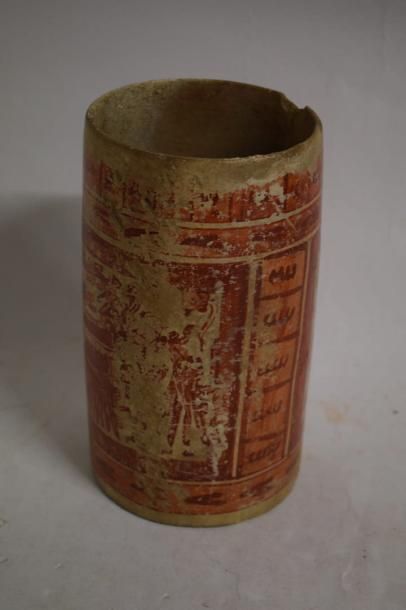 null Vase cylindrique en terre cuite polychrome, décor figurant deux scènes d'offrandes...