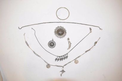null Lot de bijoux en métal comprenant broche en forme de poignard, des colliers,...