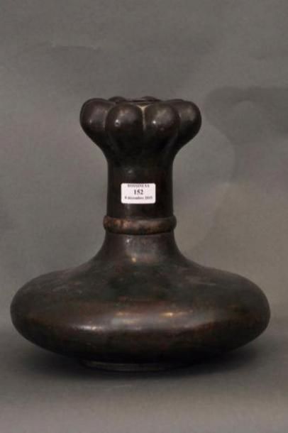 null Vase en bronze de patine vert sombre et brune, à panse large aplatie et long...