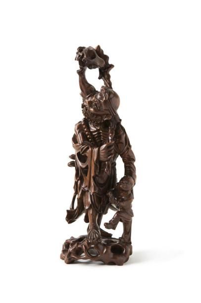 null Deux objets en bois sculpté, comprenant l'Immortel Dieguai Li accompagné d'un...
