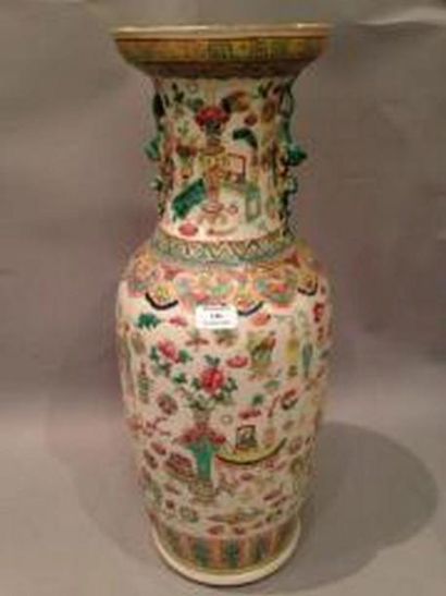 null vase balustre en porcelaine et émaux de la famille rose à décor d'objets mobiliers,...
