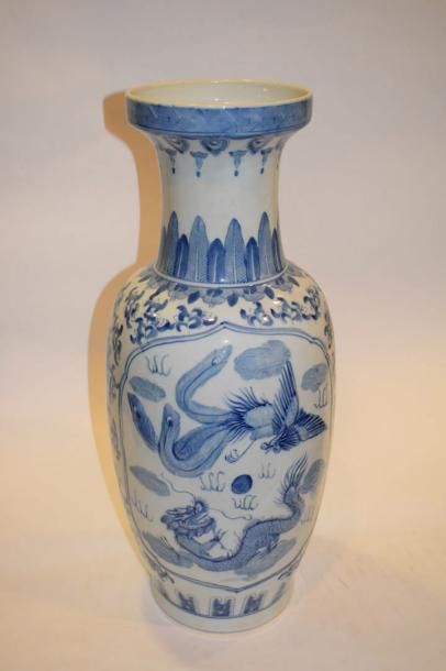 null Grand vase Blanc bleu à décor de dragons

Chine, XXème siècle
