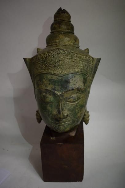 null Tête de bouddha parée en bronze de patine verte, dans le style d'Ayutthaya....