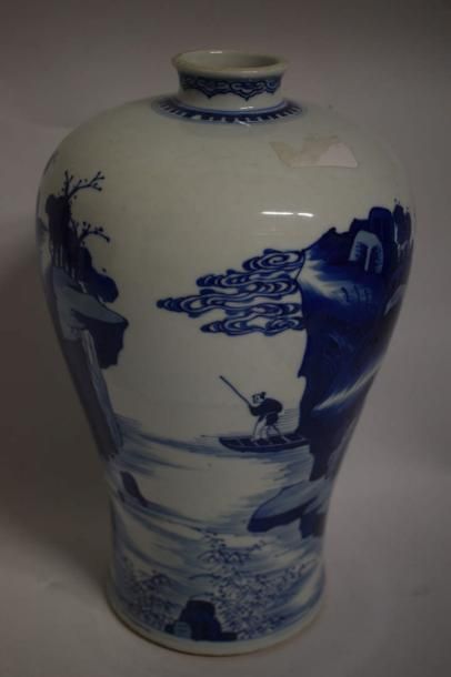null Vase en porcelaine bleu et blanc forme YuHuchun d'une scène lacustre entourée...
