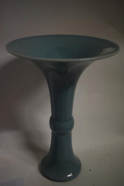null Vase en Porcelaine monochrome bleue porte une marque apocryphe Qianlong 

 au...