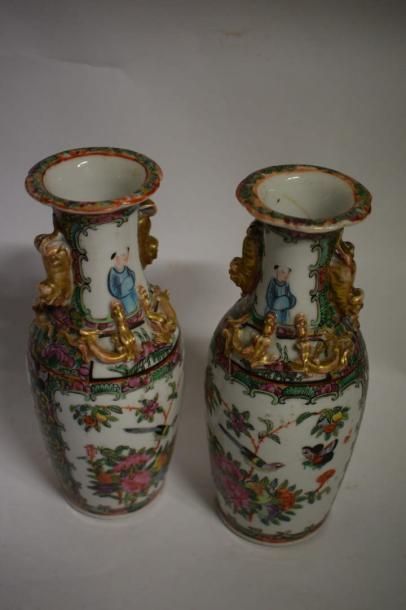 null Paire de petits vases en porcelaine de canton représentant des femmes au jardin...