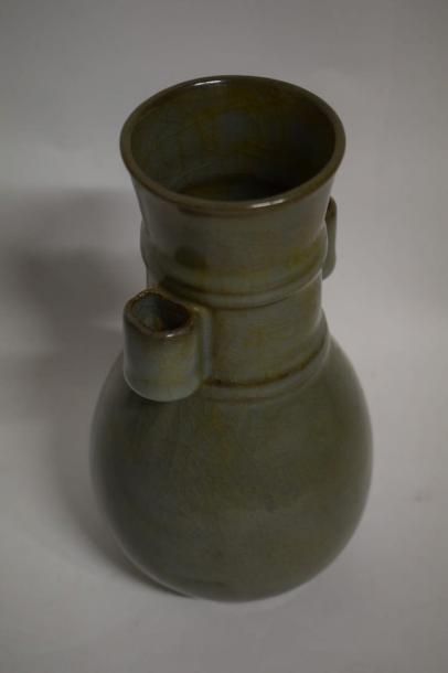 null Vase Hu en Grès porcelaineux à l'imitation des guanyao avec une couverte craquelée...