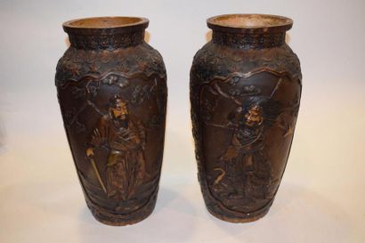 null Paire de grands vases en céramique de patine brune imitant bronze, à décor en...