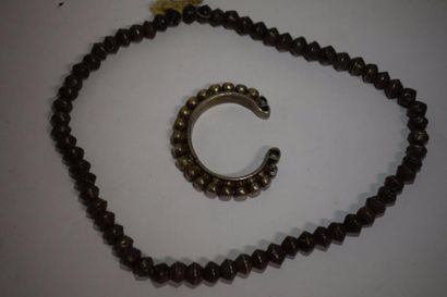 null Ethiopie 

un collier et un bracelet en argent à decors de boules 