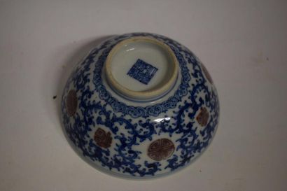 null Bol en porcelaine de Chine bleu et blanc à décor d'entrelacs et frise de ruyi...