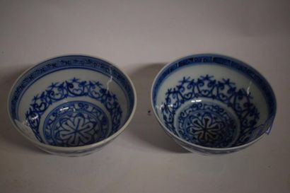 null Paire de bols en porcelaine bleu et blanc 

parfait état h 6,5 d 10.2 cm 

...