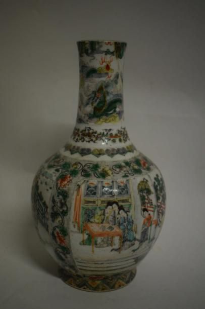 null Vase bouteille en porcelaine de Chine à décor de personnages et de dragons

famille...