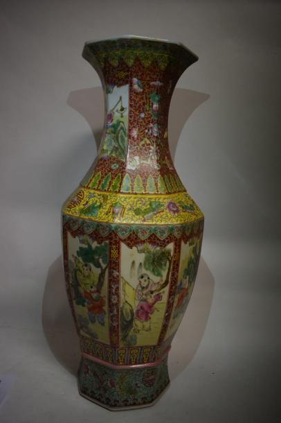 null Grand vase en porcelaine émaillée famille rose de forme balustre à pans coupés...