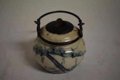 null Chine, Yunnan du Sud, XIXe

Pipe à Opium en porcelaine bleu et blanc, à décor...