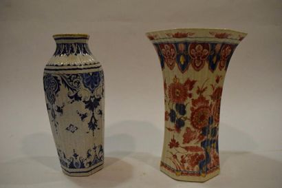 null Lot de deux vase en faïence de delft ; l'un à décor bleu blanc, l' autre dans...