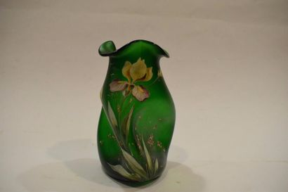 null Vase en verre à panse pincée à décor d'iris peints

Dans le goût Art Nouveau

H....