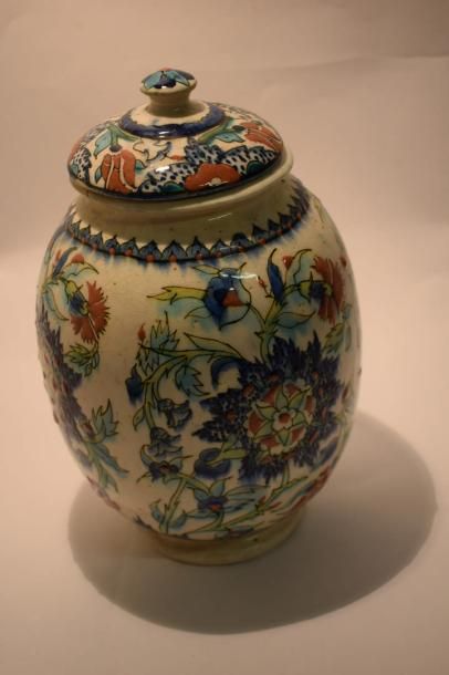 null Pot couvert en céramique dans le style d'Iznik, Europe, XXe siècle

Décor polychrome...