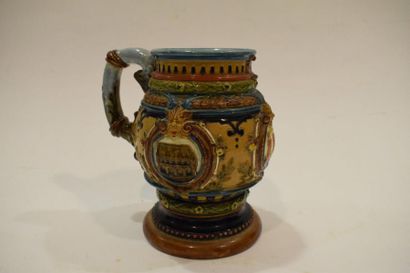 null Chope à bière en grès polychrome à panse bombée ornée de rinceaux et guirlandes...