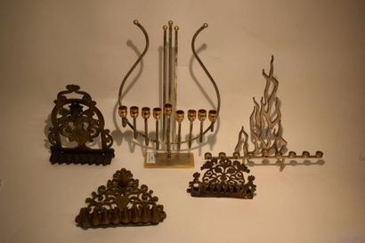 null Lot de cinq Hanoukkia en bronze et métal argenté.

Fabrication du XXème siècle.

de...