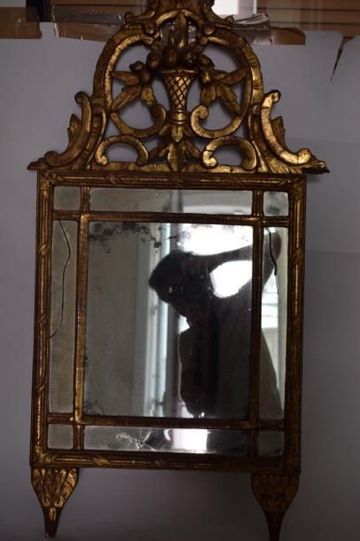 null Miroir à parecloses en bois doré de forme rectanglaire à fronton ajouré au panier...