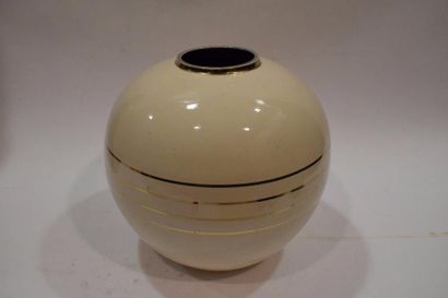 null [ ROBJ ]



Vase de forme boule à col resserré en céramique émaillée crème souligné...