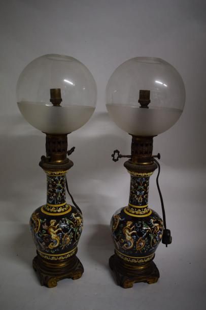 null GIEN (attribué à) paire de lampes en faïence (modéle Renaissance) montées bronze...