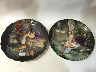 null Ensemble de deux plats en porcelaine de Limoges à décor polychrome représentant...